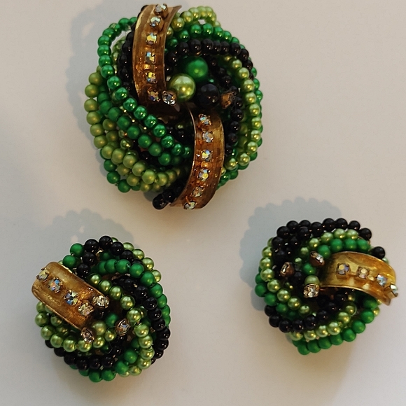 Vibrant Mid Century Green Beaded Pin-wheel Brooch and Earrings - Picture 2 of 12